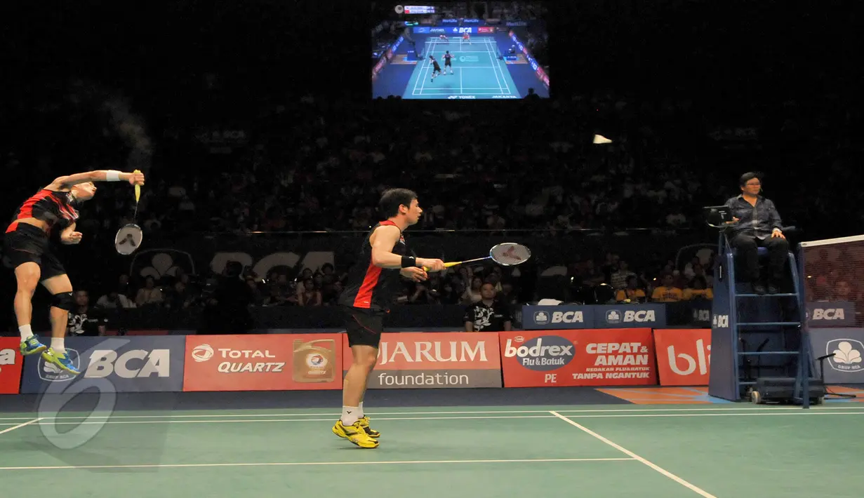 Salah satu aksi Shin Baek Choel (kiri) saat melawan Fu Haifeng/Zhang Nan asal Tiongkok di final BCA Indonesia Open 2015 di Jakarta, Minggu (7/6/2015). Shin Baek Choel/Ko Sung Hyun menang 21-16,16-21,21-19. (Liputan6.com/Andrian M Tunay)