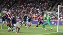 Kiper Manchester United, Altay Byindir (kanan) gagal menghalau bola tendangan pemain Brentford, Mikkel Damsgaard dalam laga lanjutan Liga Inggris 2024/2025 di Gtech Community Stadium, London, Inggris, Minggu (04/05/2025) waktu setempat. (AFP/Justin Tallis)