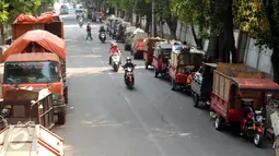 Antrean motor gerobak sampah yang akan membuang sampah di Tempat Pembuangan Sampah Sementara Kalibata, Jakarta, Rabu (4/11/2015). Menurut warga, penumpukan sampah ini sudah terjadi sejak Senin (2/11) lalu. (Liputan6.com/Helmi Fithriansyah)