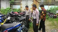 Pengemudi Fortuner yang menabrak sepeda motor dan menewaskan 4 orang, Riki Agung Prasetio (kanan), saat melihat kondisi motor korban. (Liputan6.com/Ahmad Romadoni)