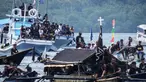 Umat Katolik mengangkut peti mati berisi patung Yesus selama prosesi laut Jumat Agung dari Kapel Tuan Menino, sebuah ritual yang diwarisi dari pengaruh Portugis selama lebih dari lima abad, di Larantuka, Nusa Tenggara Timur, pada Jumat 3 April 2026. Umat Katolik di Larantuka, Nusa Tenggara Timur, kembali menggelar prosesi laut Hantar Tuan Meninu dalam rangkaian perayaan Jumat Agung pada 3 April 2026. (ARNOLD WELIANTO/AFP)