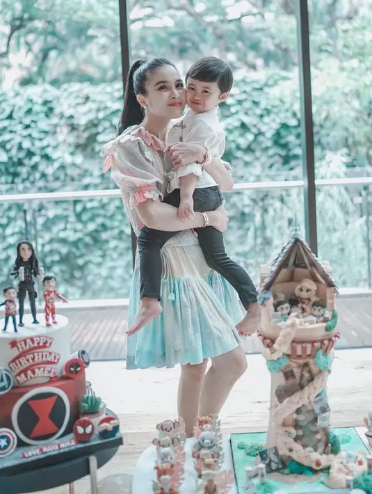 Penampilan Sandra Dewi yang cantik menawan di acara ulang tahun itu ternyata menarik perhatian dari warganet. (Foto: instagram.com/sandradewi88)