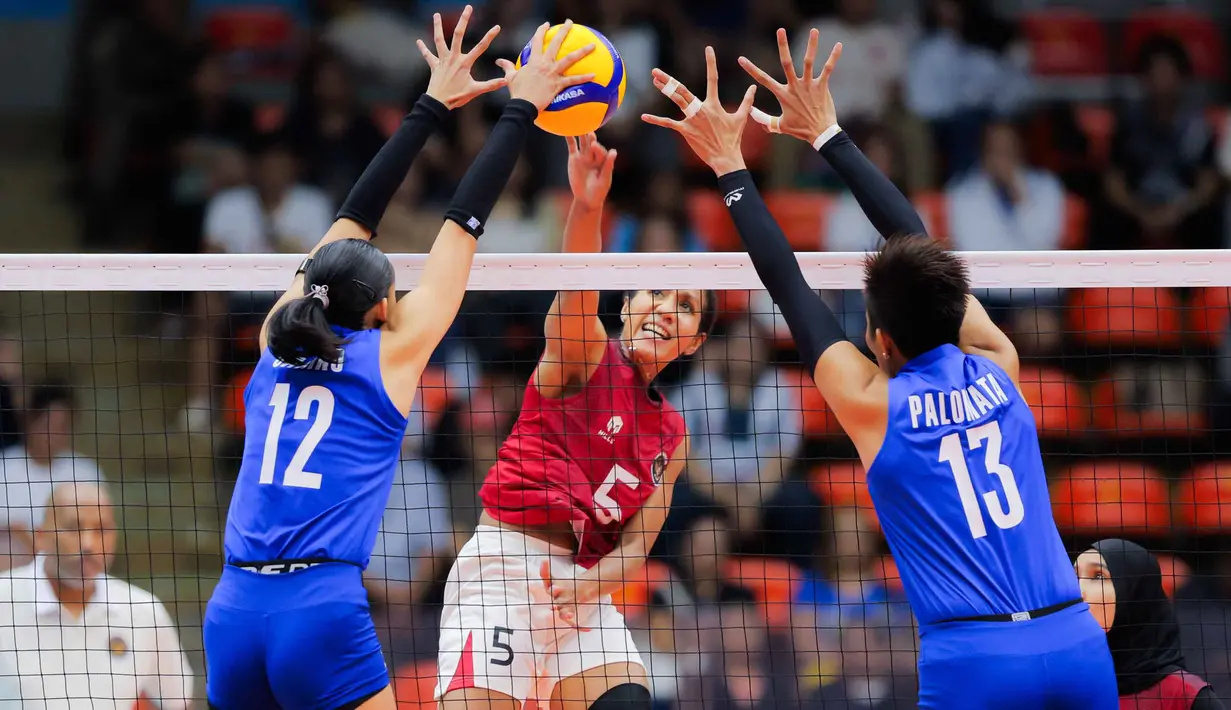 Timnas voli putri Indonesia harus bekerja ekstra keras meladeni permainan Filipina sepanjang pertandingan. Tampak dalam foto, pemain Timnas voli putri Indonesia, Mediol Yoku melakukan smash saat bertanding melawan Filipina pada laga final SEA Games 2025 di Indoor Stadium Huamark, Bangkok, Thailand, Senin (15/12/2025). (Bola.com/Bagaskara Lazuardi)