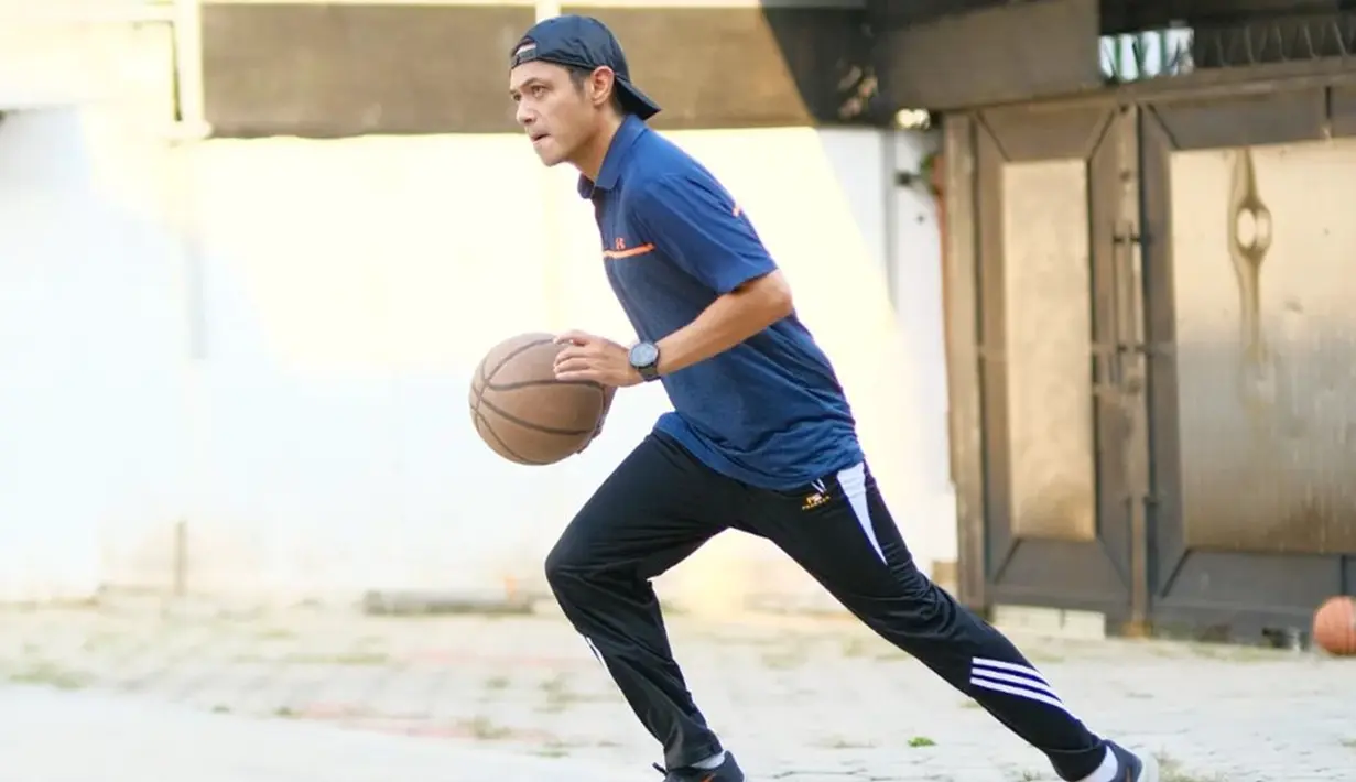 Dude Harlino kerap mengajak istri dan anak-anaknya untuk berolahraga. Mulai dari jalan di pagi hari hingga bermain basket. Dalam kesempatan ini, pria kelahiran 2 Desember 1980 tersebut tengah asyik menggiring bola basket. Dengan balutan pakaian sporty, Dude tampil penuh energi. (Liputan6.com/IG/@dude2harlino)