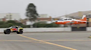 Pereli asal Prancis, Sebastien Loeb meninggalkan pesawat Angkatan Udara Peru (FAP) di Lima, Peru (6/1).  Balapan ini berlangsung menjelang ajang Reli Dakar ke-41. (AP Photo/Ricardo Mazalan)