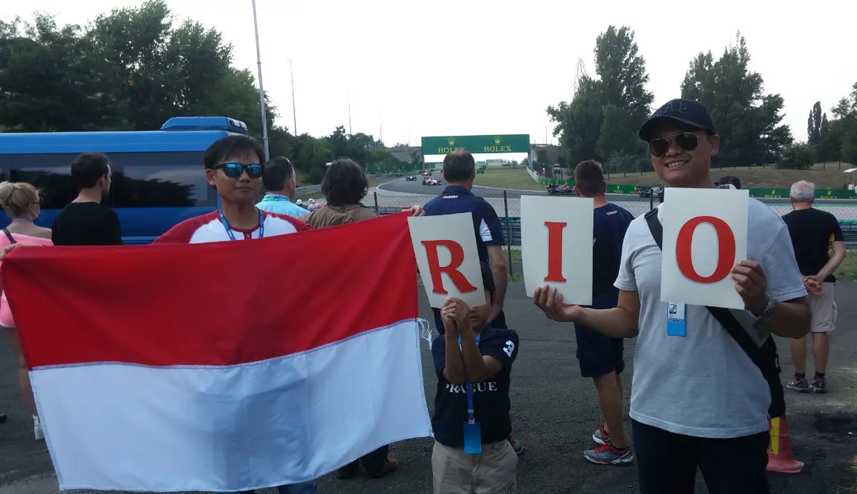Warga Indonesia di Budapest, Hikmat Rijadi serta anak dan Agus memberikan dukungan untuk Rio Haryanto. (Bola.com/Reza Khomaini)