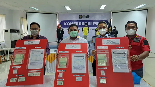Imigrasi Bandara Soetta meringkus tiga pengusaha kelapa sawit asal Malaysia, yang tiba di Indonesia melalui Bandara Internasional Soekarno Hatta, dengan menggunakan visa palsu. (Liputan6.com/Pramita Tristiawati)