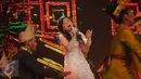 Penampilan memukau Lesti, finalis asal Indonesia, dalam Grand Final D'Academy Asia 2015 Result Show di Studio 5 Indosiar, Jakarta, Selasa (29/12). (Liputan6.com/Herman Zakharia)