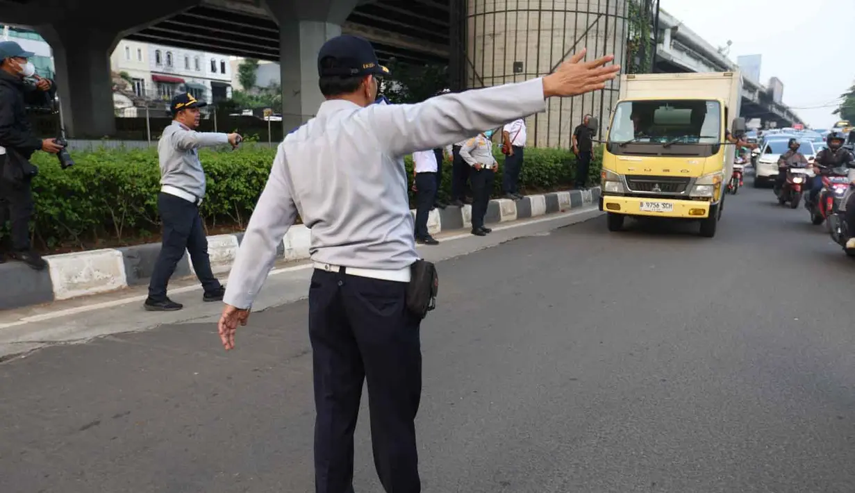 Sementara, untuk kendaraan roda dua atau motor maupun besar tidak diperbolehkan masuk. (Kapanlagi.com/Budy Santoso)