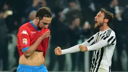 Ekspresi kegembiraan pemain Juventus, Claudio Marchisio (kanan), kontras dengan mimik kesedihan striker Napoli, Gonzalo Higuain, dalam lanjutan Serie A Italia di Stadion Juventus, Turin, (13/2/2016). (AFP/Giuseppe Cacace)