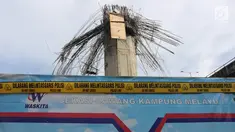 Lokasi ambruknya tiang girder proyek Tol Bekasi-Cawang-Kampung Melayu (Becakayu) dipasangi garis polisi, di dekat Gerbang Tol Kebon Nanas, Jakarta Timur, Selasa (20/2). Kejadian itu mengakibatkan tujuh orang pekerja terluka. (Liputan6.com/Arya Manggala)