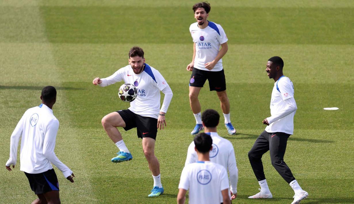 Pemain Paris Saint-Germain asal Georgia, Khvicha Kvaratskhelia (kiri), Vitinha (tengah, atas) dan Ousmane Dembele (kanan) saat mengikuti sesi latihan klub sebelum pertandingan leg pertama semifinal Liga Champions 2025/2026 melawan klub Jerman, Bayern Muenchen, di PSG Campus, Poissy, Barat Laut Paris, pada Senin 27 April 2026. (FRANCK FIFE/AFP)