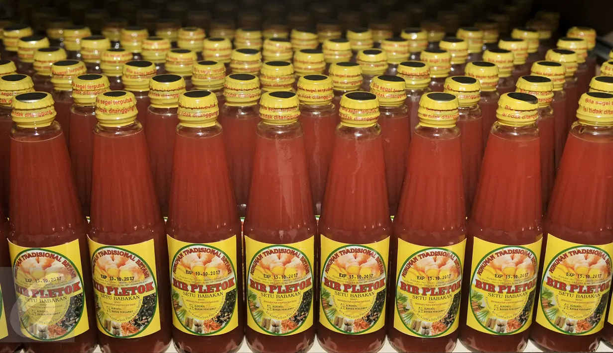 Minuman tradisional khas Betawi, bir pletok menjadi satu dari delapan ikon budaya Betawi yang telah ditetapkan Pemprov DKI, Jakarta, Senin (6/2). (Liputan6.com/Yoppy Renato)