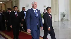 Wakil Presiden Jusuf Kalla saat menyambut Wakil Presiden Amerika Serikat (AS) Michael R. Pence untuk melakukan pertemuan bilateral di Istana Wakil Presiden, Jakarta, Kamis (20/4). (AP Photo/Achmad Ibrahim/Pool)