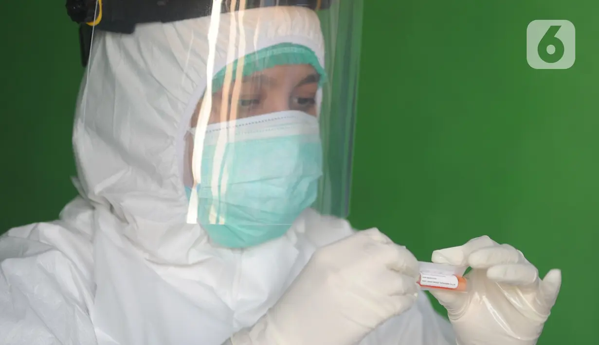 Petugas medis dari Pemkot Jaksel mengecek hasil tes swab Covid-19 para pedagang  di Pasar Sayur Cipulir, Jakarta Selatan, Kamis (25/6/2020). Kegiatan yang dilakukan kepada puluhan pedagang dan warga seputar pasar ini dalam rangka memutus mata rantai penyebaran Covid-19. (merdeka.com/Arie Basuki)