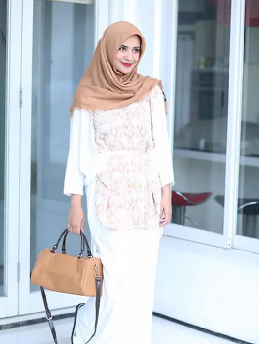 Warna pastel memang tidak pernah salah. Shireen Sungkar memilih tema pastel untuk busana hijabnya membuat ibu satu anak ini tampil cantik dan simple. (via instagram/@shireensungkar)