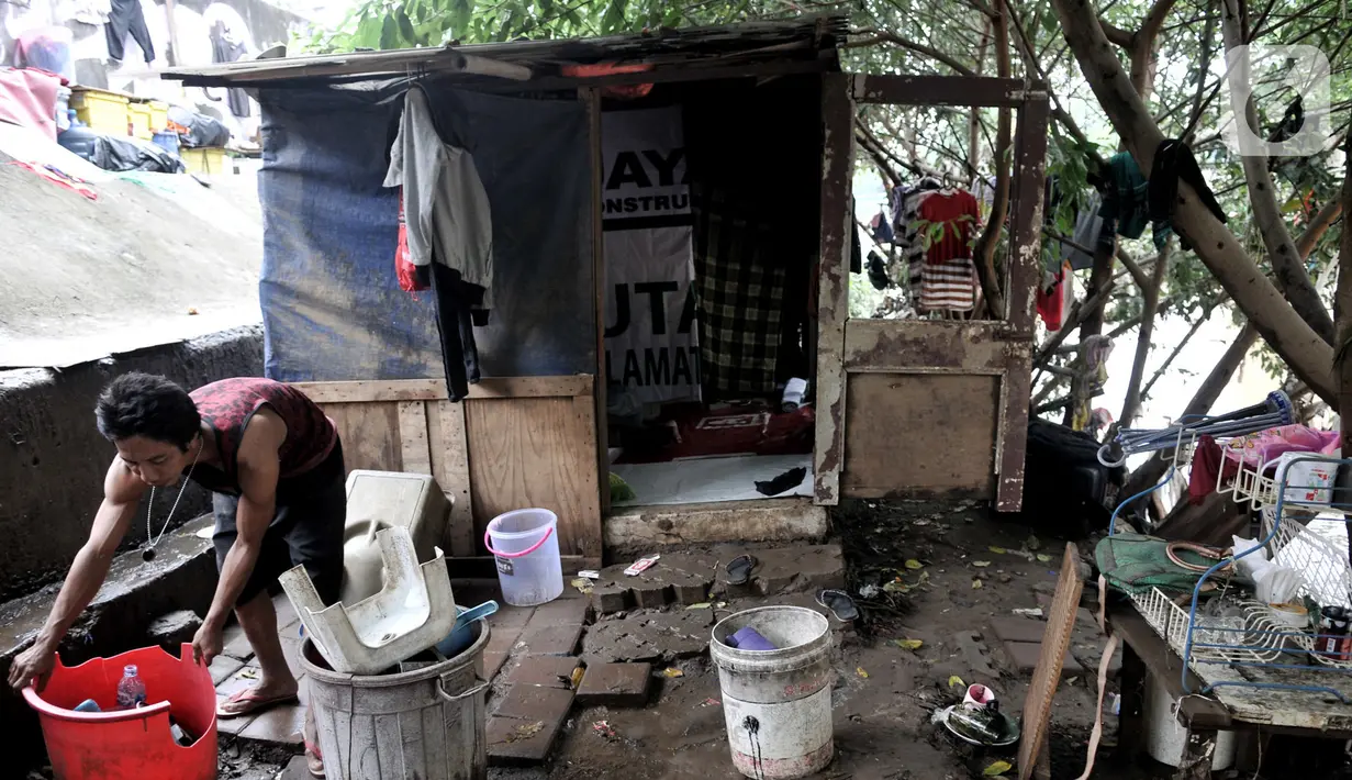 Banjir awal tahun yang melanda sejumlah wilayah di Ibu Kota juga dirasakan para warga bantaran KBB lantaran bangunan semi permanen milik mereka terendam hingga lebih dari 1 meter.  (merdeka.com/Iqbal S Nugroho)