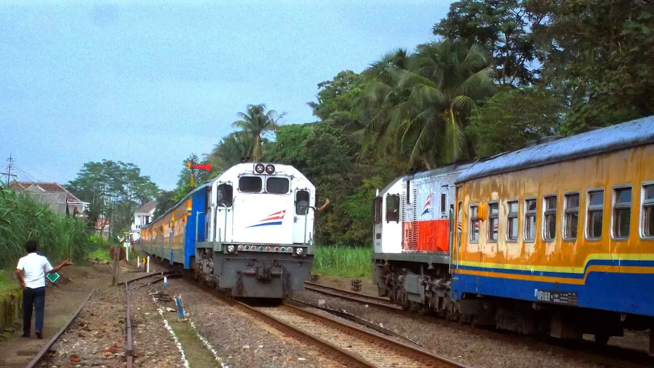 [Bintang] Sambut Natal, Pesan Tiket Kereta Api Sepekan Sebelum Berangkat