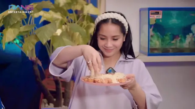 Aksi Nagita Slavina Menggoreng Pisang