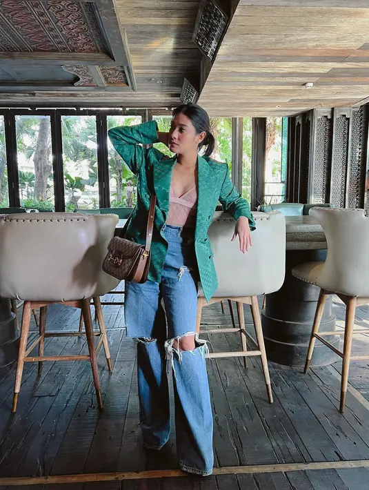 Blazer hijau bisa jadi fashion item yang bisa jadi member baru di lemari pakaian kita seperti OOTD ala Naysilla Mirdad. [@naymirdad]