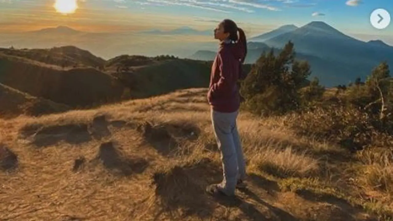 Dinda Kirana Rasakan Keindahan Alam Saat Mendaki Gunung Prau