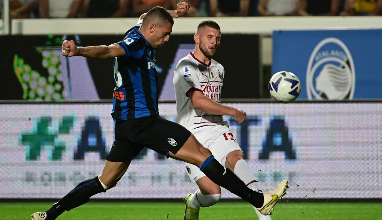 Penyerang AC Milan Ante Rebic (kanan) memusatkan bola melewati bek Atalanta Merih Demiral pada laga pekan kedua Serie A 2022/2023 melawan Atalanta di Stadion Atleti Azzurri d'Italia, Senin (22/8/2022) dini hari WIB. AC Milan hanya mampu bermain imbang 1-1 di kandang Atalanta. (Photo by Miguel MEDINA / AFP)