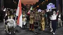 Kontingen Indonesia mengenakan ragam busana Nusantara saat mengikuti upacara pembukaan Pralimpiade Paris 2024 yang berlangsung di jalan raya ikonis Kota Paris, Place de la Concorde, Paris, Prancis, Rabu (28/08/2024) waktu setempat. (AFP/Pool/Julien De Rosa)