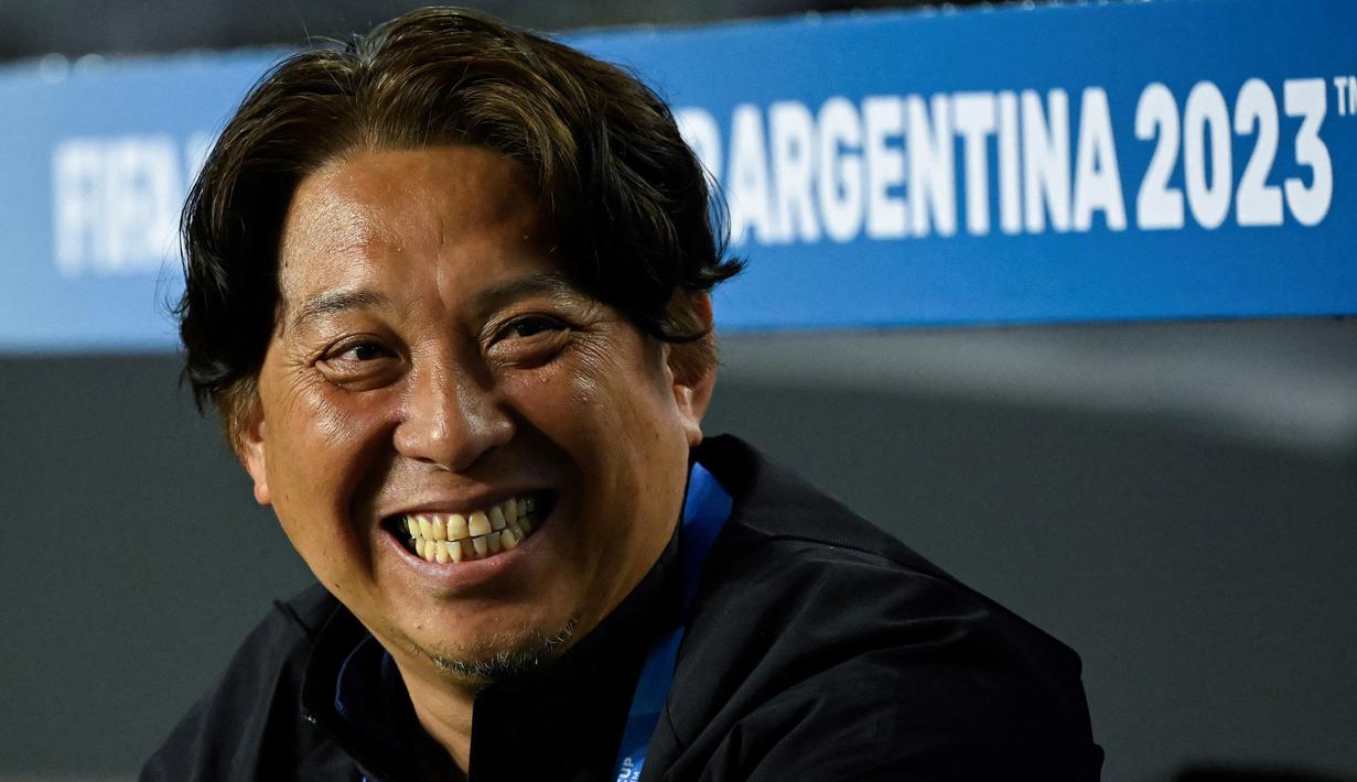 Pelatih Timnas Jepang U-20, Koichi Togashi saat laga pertama Grup C Piala Dunia U-20 2023 di Estadio Unico Diego Armando Maradona stadium in La Plata, Argentina, on May 21, 2023. (AFP/Luis Robayo)