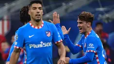 Duet Antoine Griezmann dan Luis Suarez secara dramatis membuahkan gol bagi Atletico Madrid di menit akhir pertandingan dan sukses mengalahkan AC Milan. (AFP/Miguel Medina)