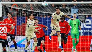 Robert Lewandowski menanduk bola di laga Osasuna vs Barcelona di laga pekan ke-34 Liga Spanyol 2025/2026 di El Sadar, Minggu (03/05/2026) dini hari WIB. (AP Photo/Miguel Oses)