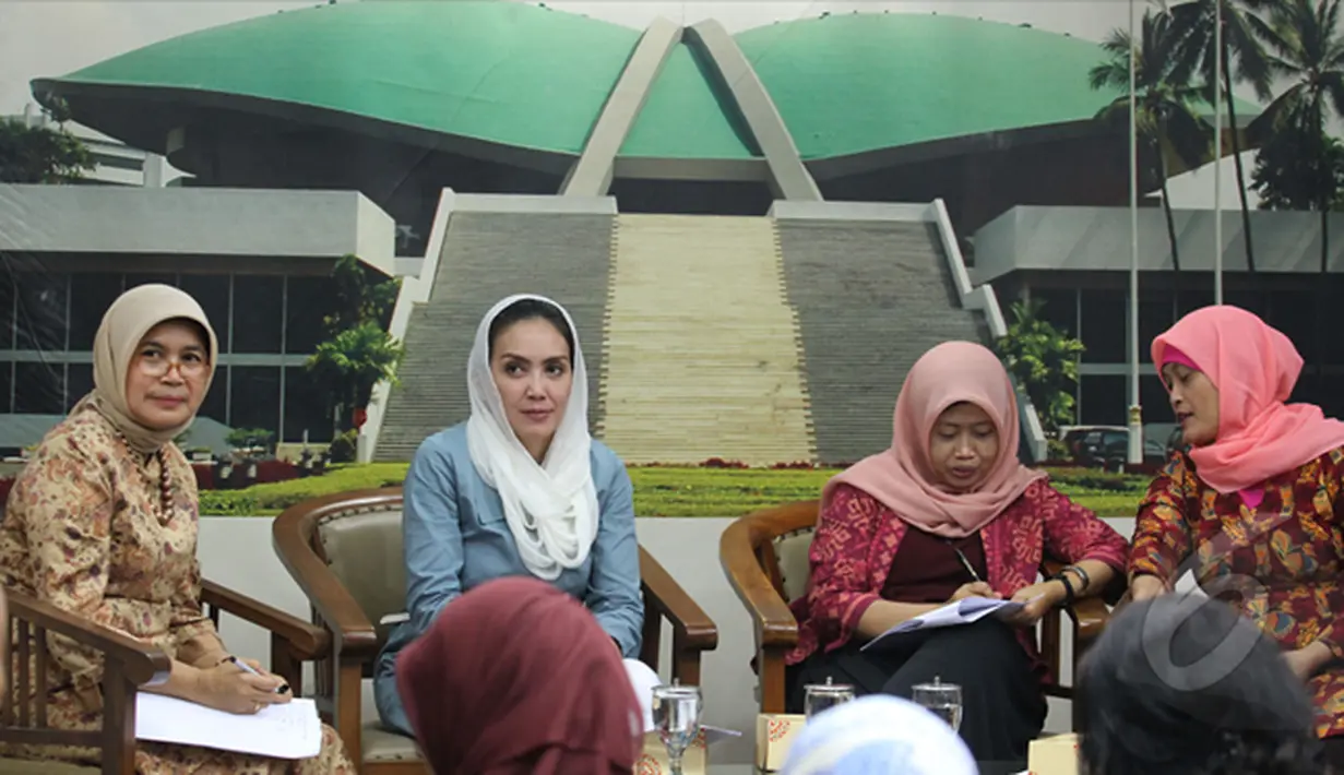 Anggota Komisi IX DPR Rieke Dyah Pitaloka (kedua dari kiri), bersama, Komisioner Komnas Perempuan Masruchah (kedua dari kanan), memberi keterangan pers di Kompleks Parlemen, Jakarta, Jumat (13/2/2015). (Liputan6.com/Andrian M Tunay)