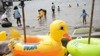 Sejumlah anak bermain air dikawasan pantai Ancol, Jakarta, Jumat (14/4). Walaupun tak seramai libur biasanya, pantai Ancol masih menjadi primadona masyakarat Jakarta maupun luar Jakarta menghabiskan libur bersama keluarga. (Liputan6.com/Faizal Fanani)