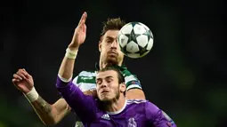 Striker Real Madrid, Gareth Bale (bawah), berduel dengan bek Sporting CP, Sebastian Coates, pada laga kelima Grup F Liga Champions di Estadio Jose Alvalade, Selasa (22/11/2016). (AFP/ Patricia De Melo Moreira) 