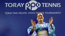 Petenis Monica Puig tertawa lepas saat acara temu fans disela turnamen tenis Pan Pacific Terbuka di Ariake Coliseum, Tokyo, Jepang (20/9). Penampilan tiga petenis cantik ini menjadi pusat perhatian warga Jepang. (REUTERS/Issei Kato)