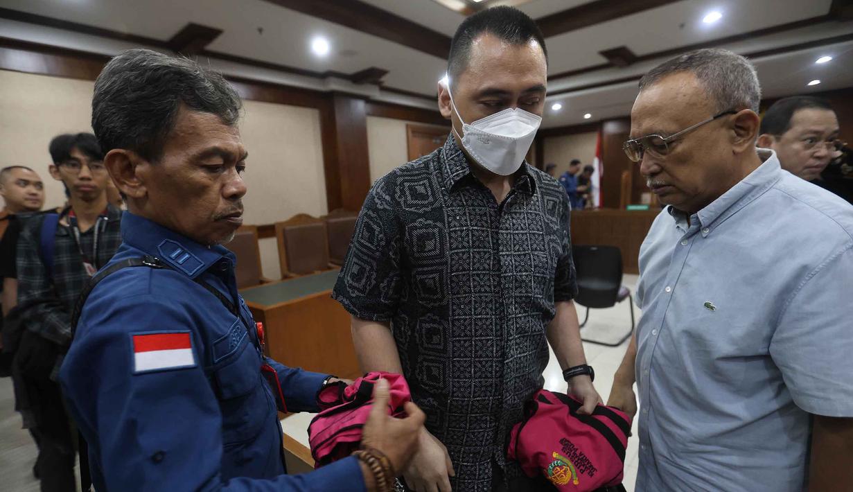 Perbuatan para terdakwa dinilai mengakibatkan kerugian keuangan negara dan perekonomian negara yang sangat besar. tampak dalam foto, terdakwa kasus dugaan korupsi tata kelola minyak mentah, Hanung Budya Yuktyanta (kanan) bersama Martin Haendra Nata usai mengikuti sidang pembacaan tuntutan di Pengadilan Tindak Pidana Korusi (Tipikor), Jakarta, Kamis (23/4/2026). (Kapanlagi.com/Budy Santoso)