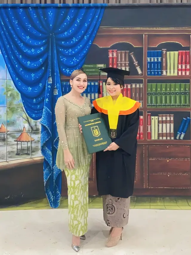 Wisuda Syifa Adik Ayu Ting Ting (Foto: Instagram/@ayutingting92)