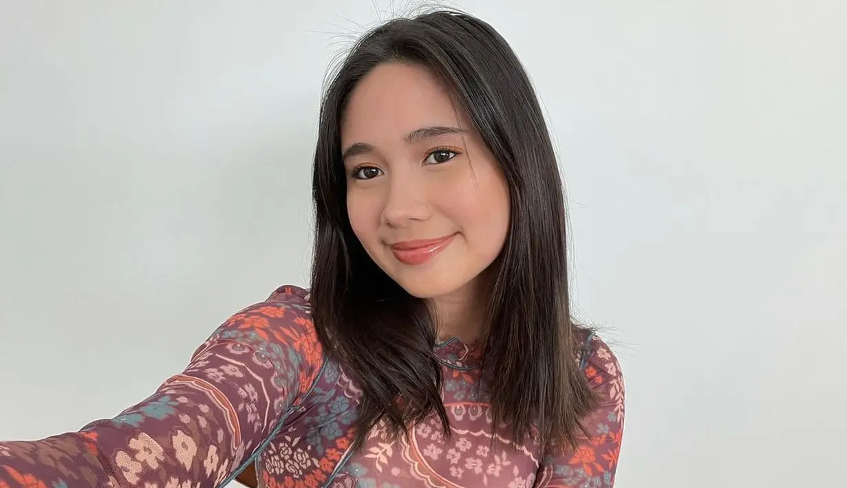 Sedangkan dalam foto kali ini, Niki Zefanya terlihat menata rambutnya menjadi lurus. Gaya rambut yang cocok untuk tampilan kasual sehari-hari. Poninya yang sudah cukup panjang juga terlihat ikut dibelah tengah mengikuti belahan rambutnya. Foto: Instagram.