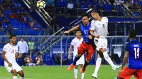 Striker Persija Jakarta, Addilson, duel udara dengan bek Johor Darul Ta'zim, Fadhli Shas, pada laga AFC Cup di Stadion Hassan Yunos, Johor, Rabu (14/2/2018). JDT menang 3-0 atas Persija. (Media Persija)