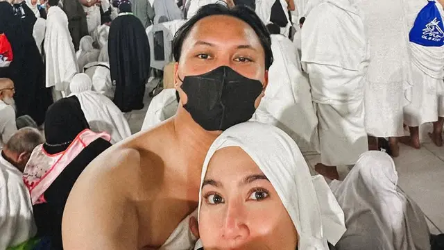Pesona Mahalini Kenakan Hijab saat Umrah. [@rizkyfbian]
