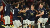 Gelandang Manchester United, Ander Herrera, merayakan gol yang dicetaknya ke gawang Southampton pada laga Premier League di Stadion St Mary, Southampton, Sabtu (1/12). Kedua klub bermain imbang 2-2. (AFP/Glyn Kirk)