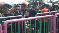 Peringati Hari Kartini, panpel Persebaya membuat jalur khusus Bonek wanita di Stadion GBT, Minggu (22/4/2018). (Bola.com/Aditya Wany)