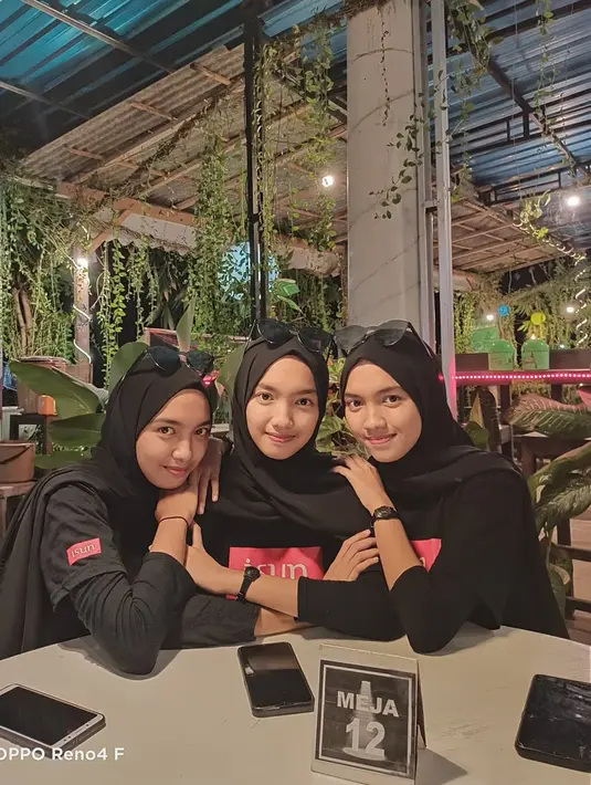 3 gadis kembar ini sangat kompak di berbagai momen. Saat hangout pun ketiga pakai outfit yang sama. Penampilan mereka yang menawan ini juga berhasil tuai atensi publik yang bingung membedakan mereka bertiga. (Liputan6.com/IG/rizki_rizka_rizke)