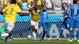 Pablo Armero (kedua dari kiri) berlari merayakan gol pertama Kolombia ke gawang Yunani di laga penyisihan Piala Dunia 2014 Grup C di Belo Horizonte, Brasil, (14/6/2014). (REUTERS/Sergio Perez) 