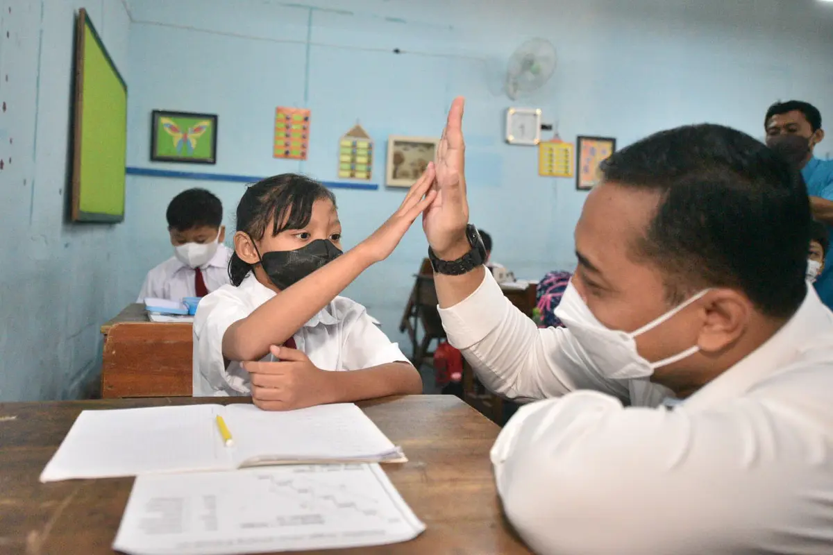 Wali kota Surabaya Eri Cahyadi saat meninjau PTM penuh di sekolah Surabaya. (Dian Kurniawan/Liputan6.com)