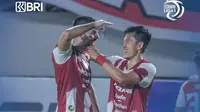 Pemain Persis Solo Diego Brandanca Flores (kiri) merayakan golnya ke gawang Bali United pada pekan kesembilan BRI Liga 2023/2024 di&nbsp;Stadion Manahan, Solo, Sabtu, 19 Agustus 2023. (foto: Instagram @liga1match)