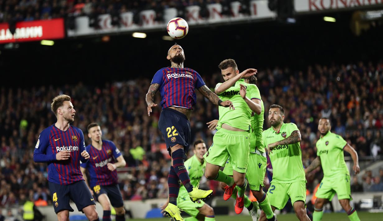 Gelandang Barcelona, Arturo Vidal, menyundul bola saat melawan Levante pada laga La Liga 2019 di Stadion Camp Nou, Sabtu (27/4). Barcelona menang 1-0 atas Levante. (AP/Manu Fernandez)