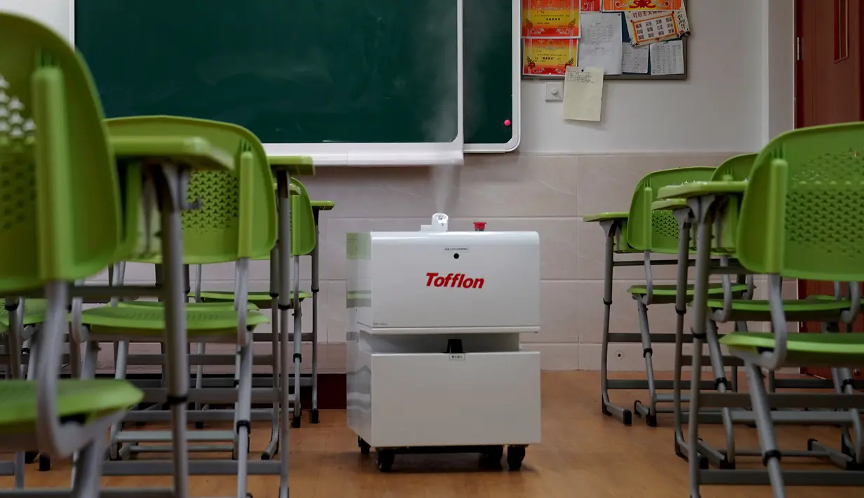 Sebuah robot disinfeksi bekerja di ruang kelas di sebuah sekolah menengah pertama di Shanghai, China timur (21/4/2020). Di Shanghai, kelas untuk siswa tingkat akhir di sekolah menengah pertama dan atas akan dibuka kembali pada 27 April. (Xinhua/Liu Ying)