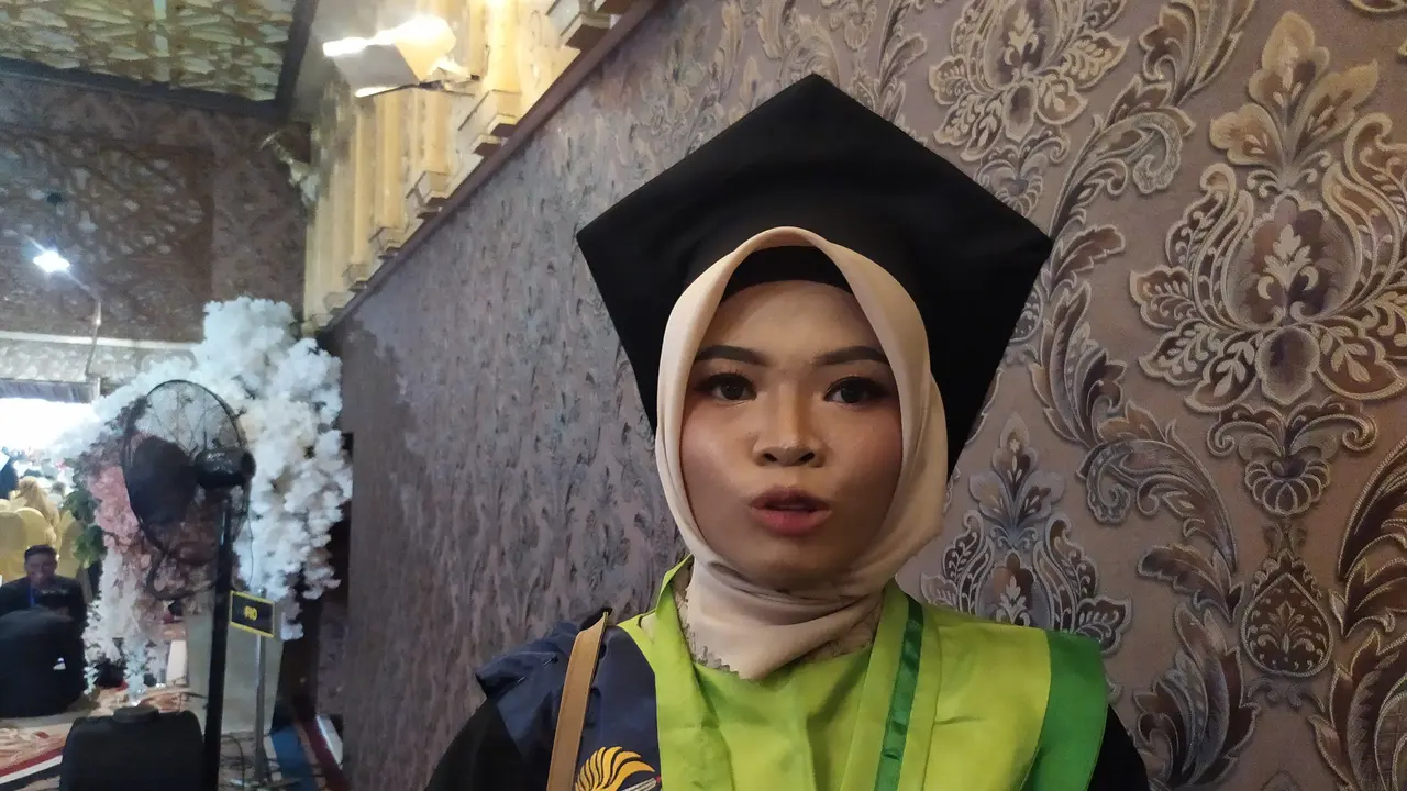 Aira Rahmatilah dinobatkan sebagai lulusan terbaik S-1 Sistem Informasi di Universitas Negeri Surabaya. (Dian Kurniawan/Liputan6.com)