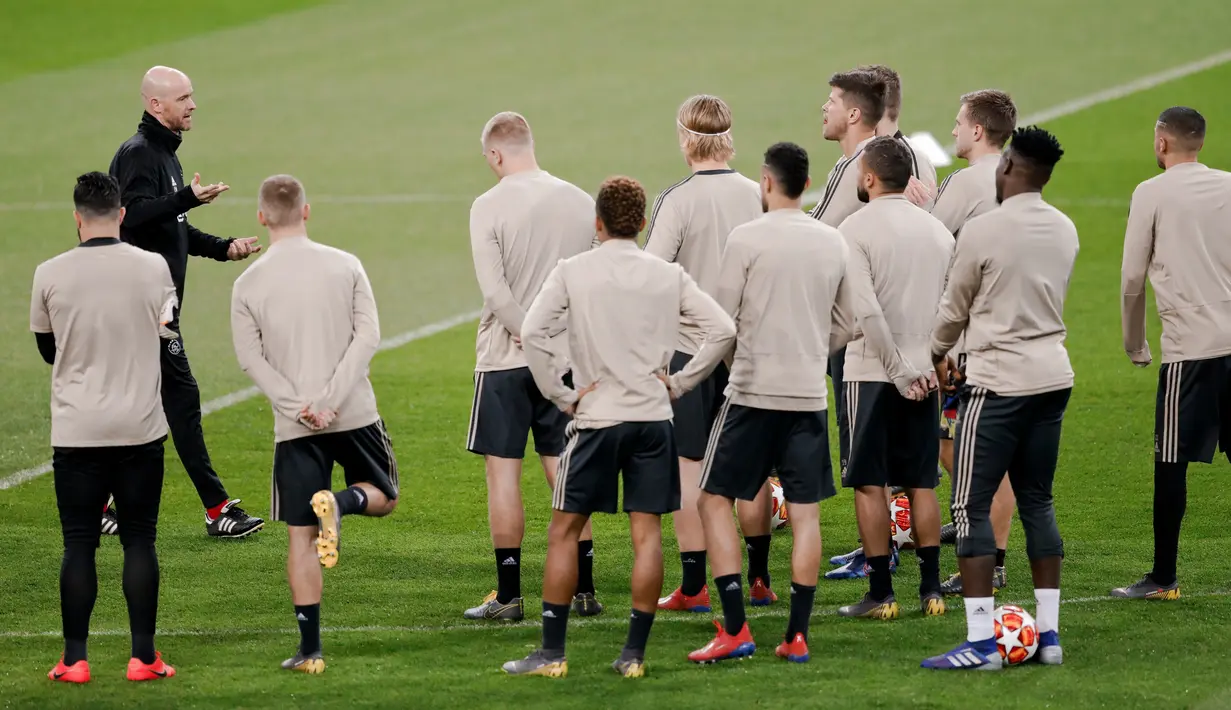 Pelatih Ajax Amsterdam Erik Ten Hag (kiri) memberi instruksi kepada anak asuhnya saat berlatih di Stadion Santiago Bernabeu, Madrid, Spanyol, Senin (4/3). Ajax Amsterdam akan habis-habisan pada leg kedua menghadapi Real Madrid. (AP Photo/Bernat Armangue)
