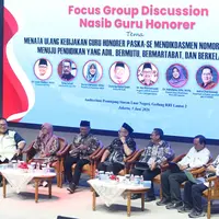 Sejumlah pembicara melakukan pemaparan saat Focus Group Discussion (FGD) yang digelar Forum Masyarakat Indonesia Emas (FORMAS) di Auditorium Penunjang Siaran Luar Negeri, Gedung Radio Republik Indonesia (RRI), Jakarta, Jumat (5/6/2026). (Liputan6.com/Helmi Fithriansyah)